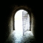 800px-Light_on_door_at_the_end_of_tunnel