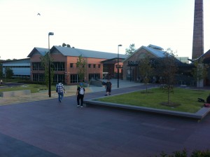 Bibliotek och café på UWS öppna och gröna campus